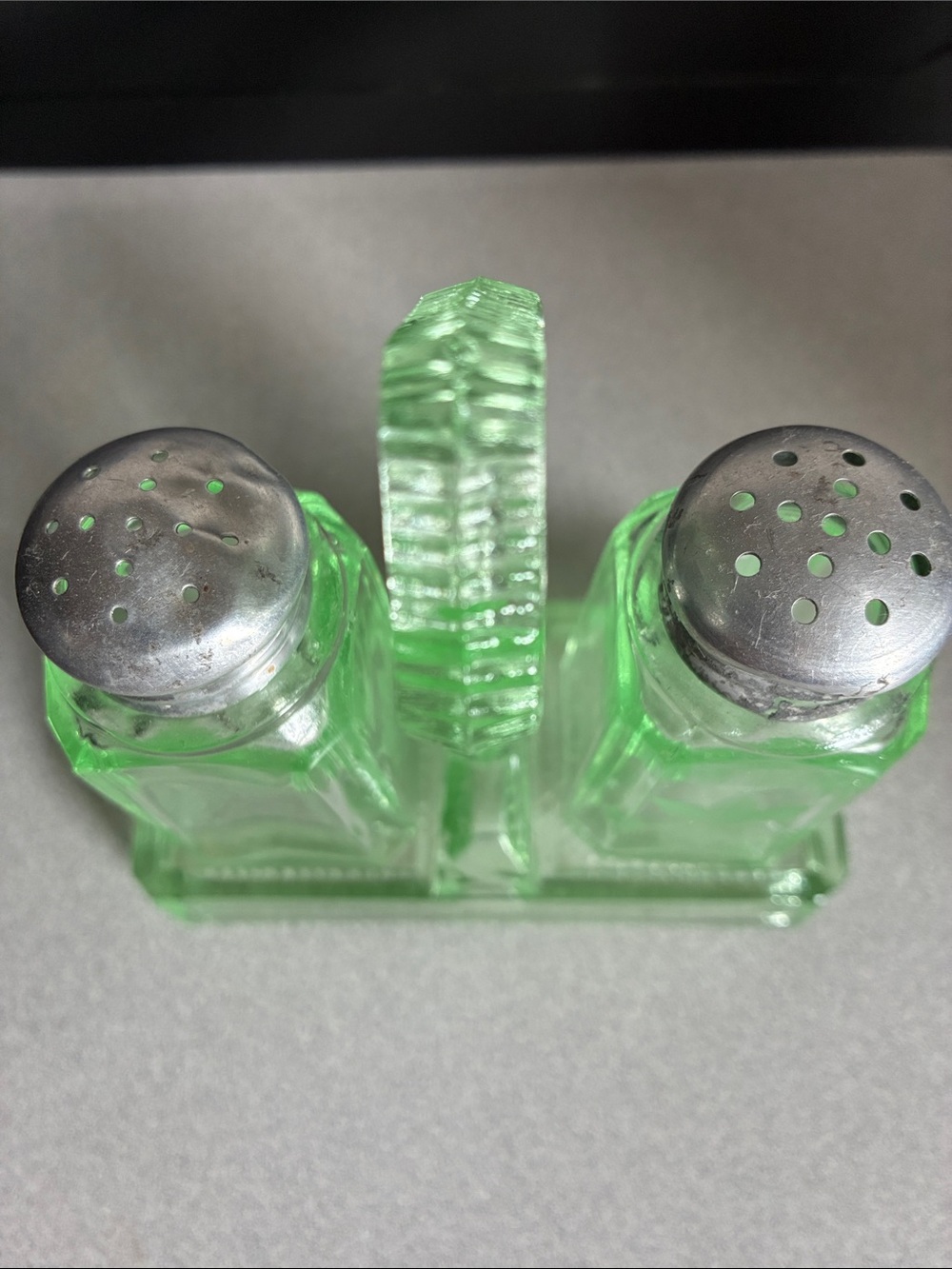 Green Uranium Glass Salt and Pepper Shaker Set with Caddy-depression antique - Picture 5 of 6